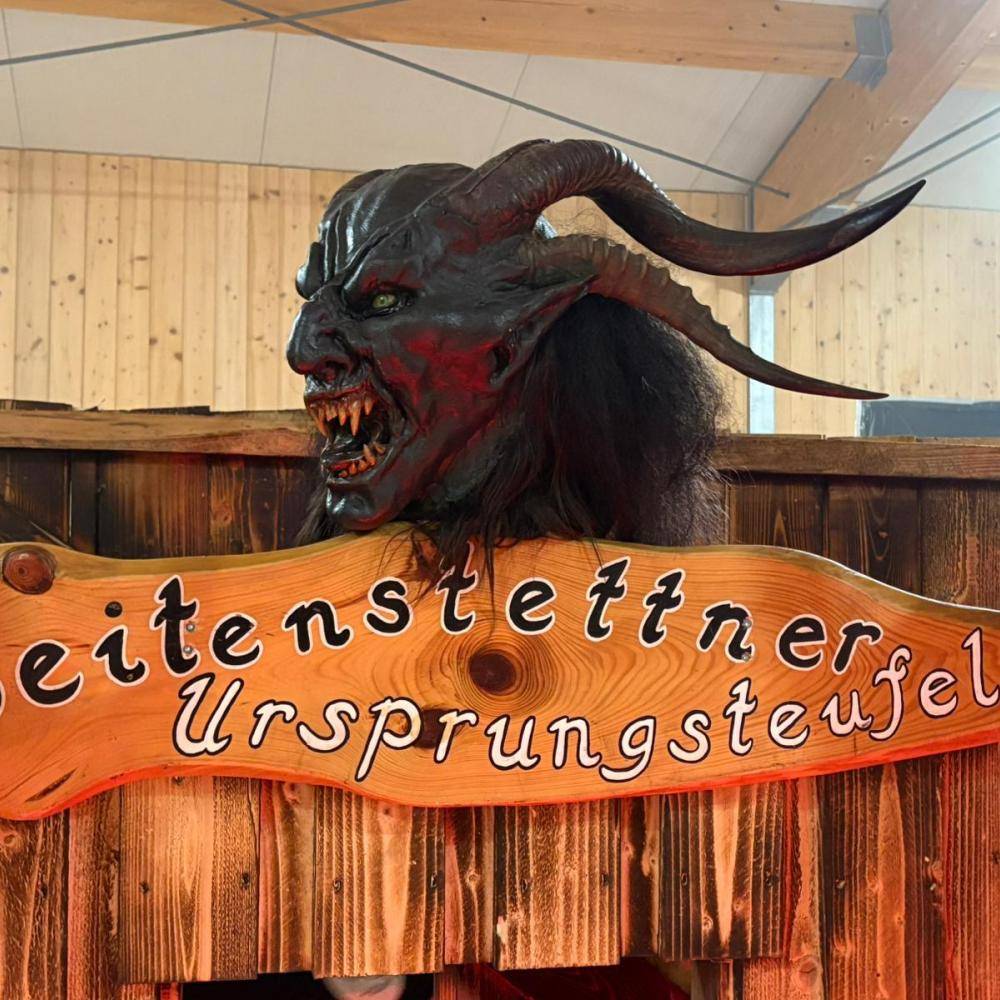  | Maskenausstellung der Neuzeuger Höhlenteufel in Neuzeug